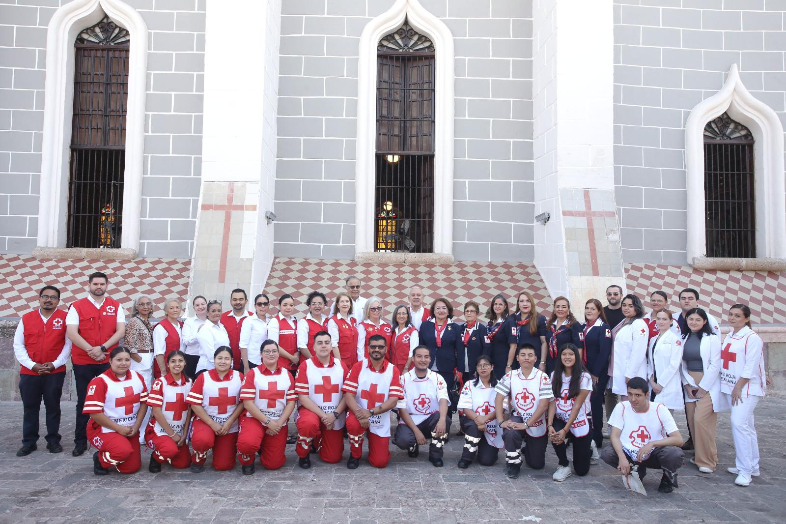 $!Integrantes del Patronato, directivos, voluntarios y personal de la Cruz Roja Mexicana Delegación Mazatlán se toman la fotografía del recuerdo al terminar la ceremonia religiosa.
