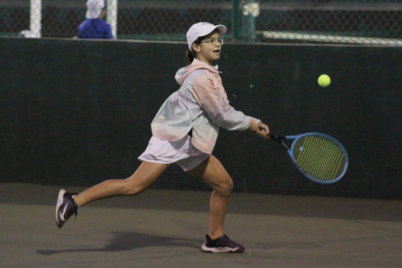 $!Ximena Ramos impone su saque en la Copa Carnaval Amstel Ultra