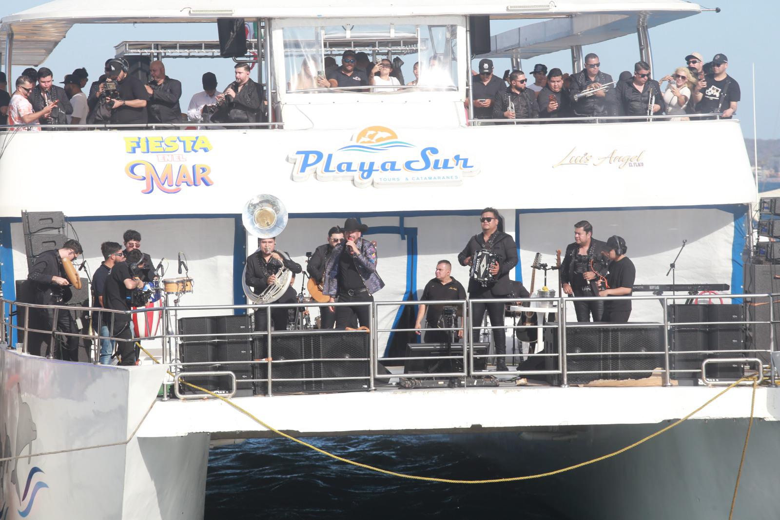 $!Durante poco más de dos horas, el cantante sinaloense interpretó sus mayores éxitos en un escenario rodeado por el mar y el paisaje mazatleco.