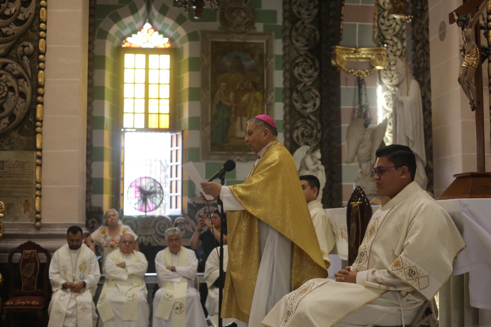 $!Ordenan a Sergio Armando como presbítero; Obispo de Mazatlán agradece por 29 años de su labor