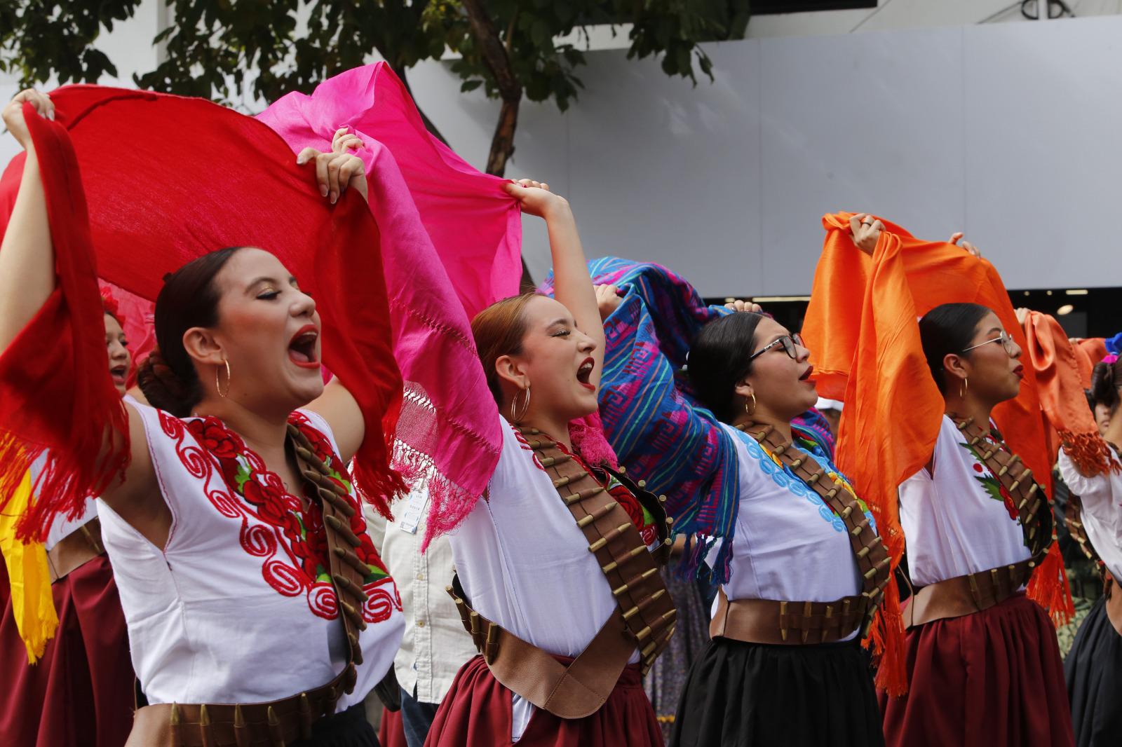 $!Participan casi 4 mil personas en el desfile del 20 de Noviembre en Culiacán