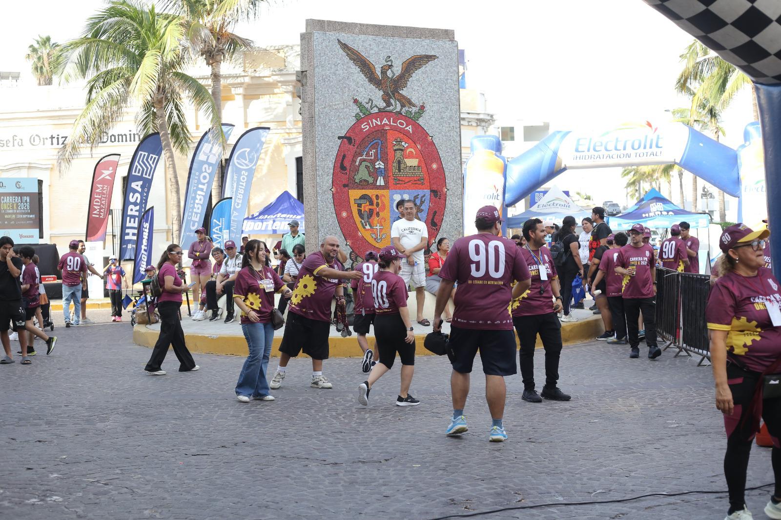 $!Javier Labrador y Ana Luisa Llorente conquistan la 15ª Carrera IPN OnceK 2026 en Olas Altas