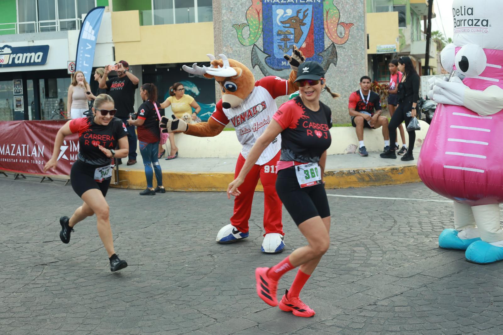 $!Jesús y Norma Labrador imponen su ley en la Carrera Roja 2026 en Mazatlán