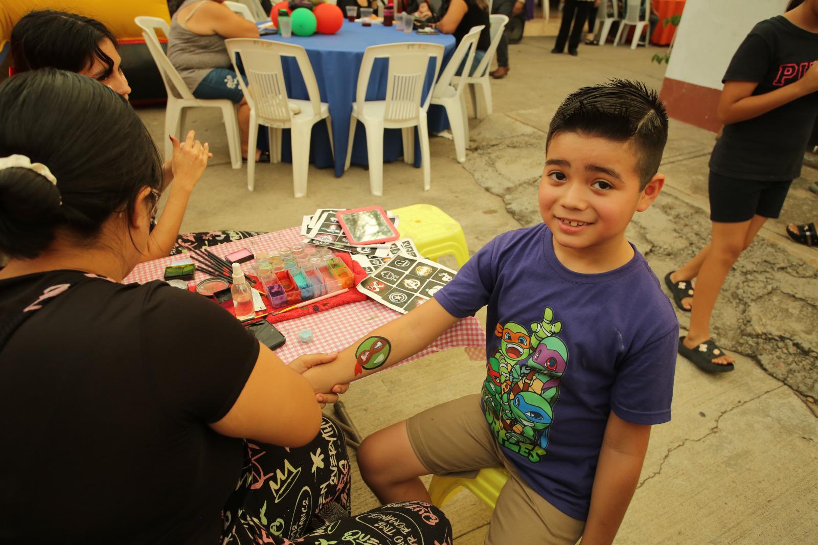 $!El cumpleañero se pinta una tortuga ninja en el brazo.