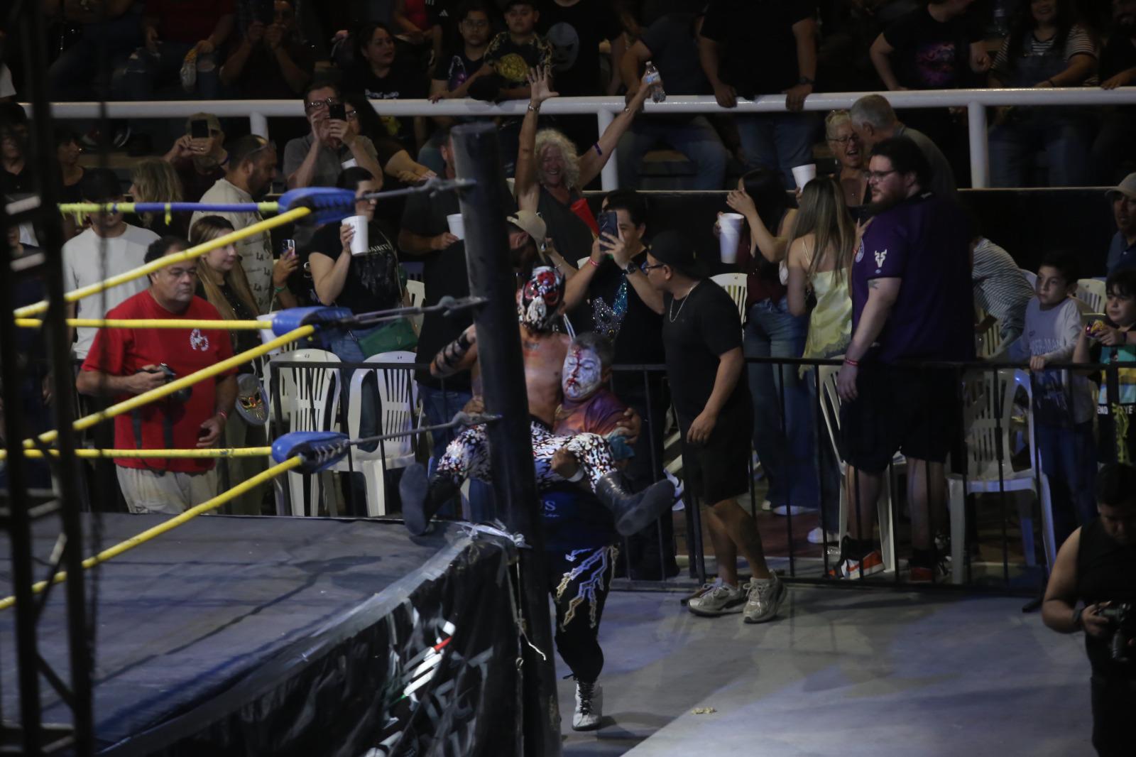 $!Artimañas permiten triunfo sobre Shocker en función de lucha libre