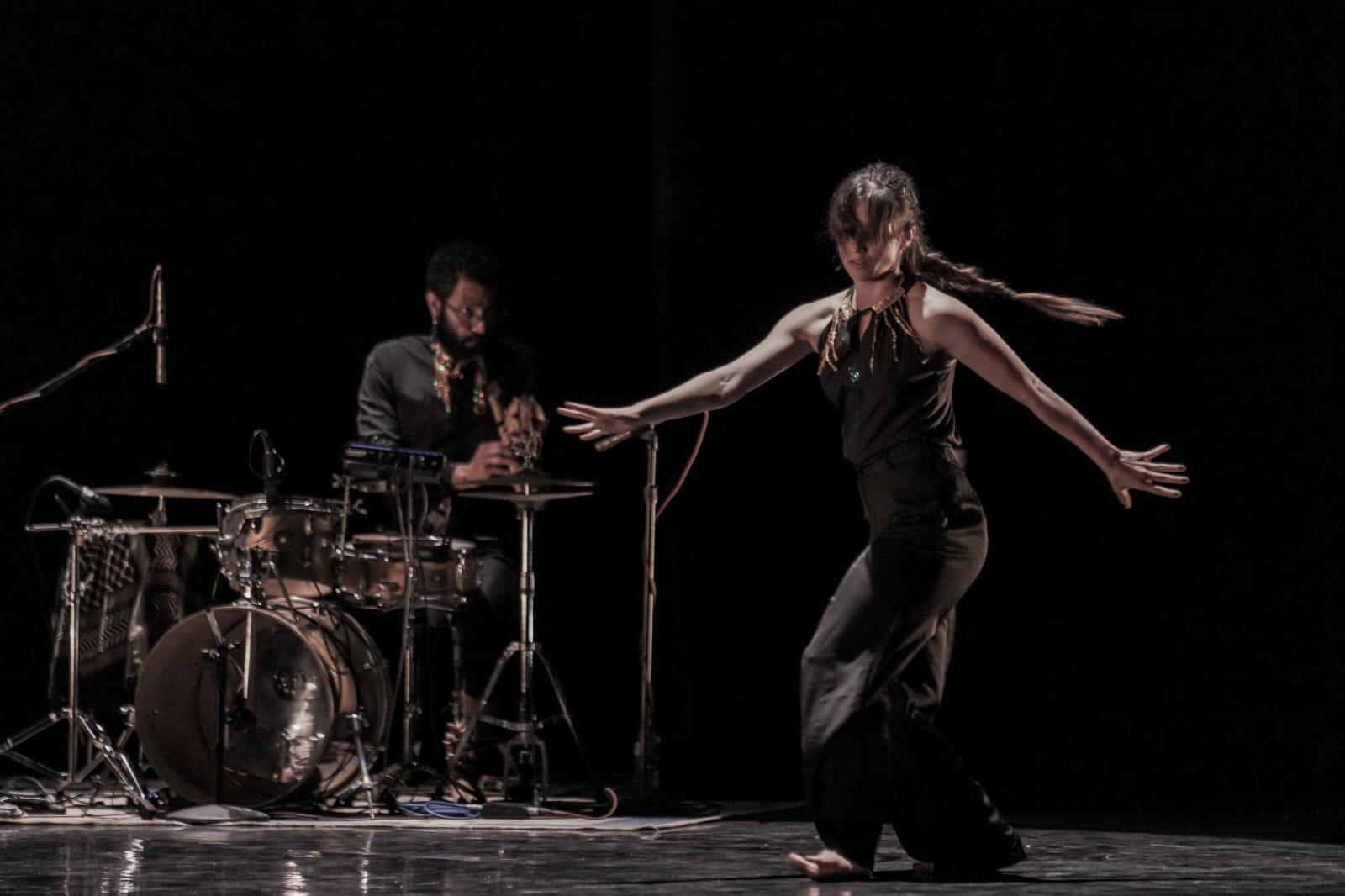 $!La compañía Rara Avis presentó “Escuchar a las piedras danzar”, una propuesta que fusiona música y movimiento.