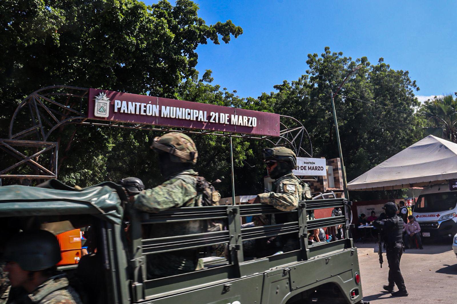 $!Culiacán inicia la celebración del Día de Muertos con flores y ofrendas en los panteones