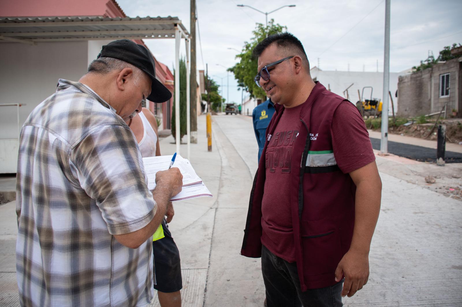 $!Vecinos supervisan avances en obras de pavimentación en Culiacán