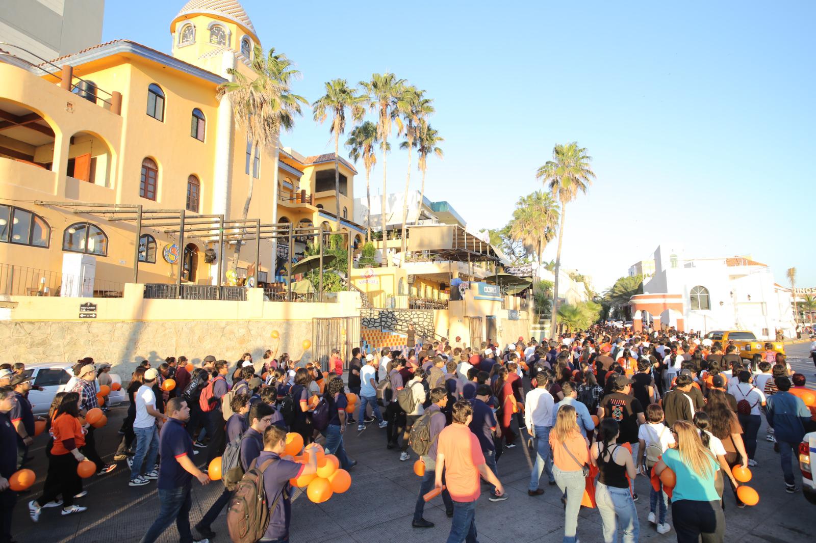 $!Marchan por el Día Internacional de la Eliminación de la Violencia contra la Mujer e iluminan de naranja el Palacio Municipal