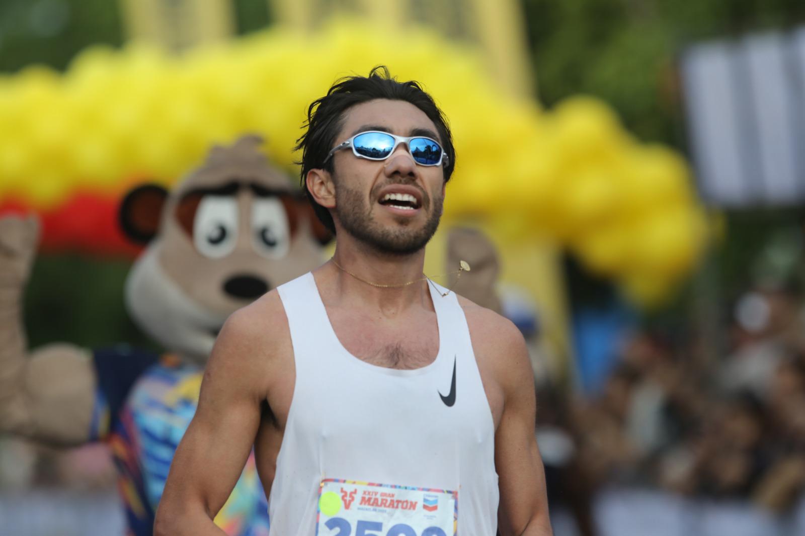 $!Laura Galván y Eduardo González superan sus límites para reinar en el Medio Maratón en Mazatlán