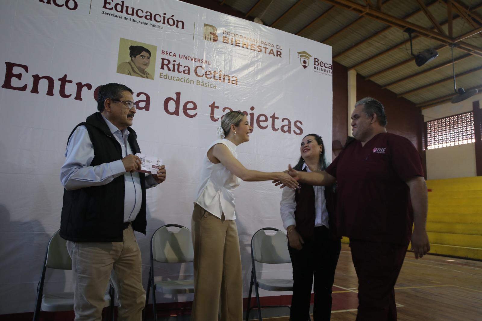 $!Reciben estudiantes de la ETI 5 526 tarjetas de la beca universal Rita Cetina