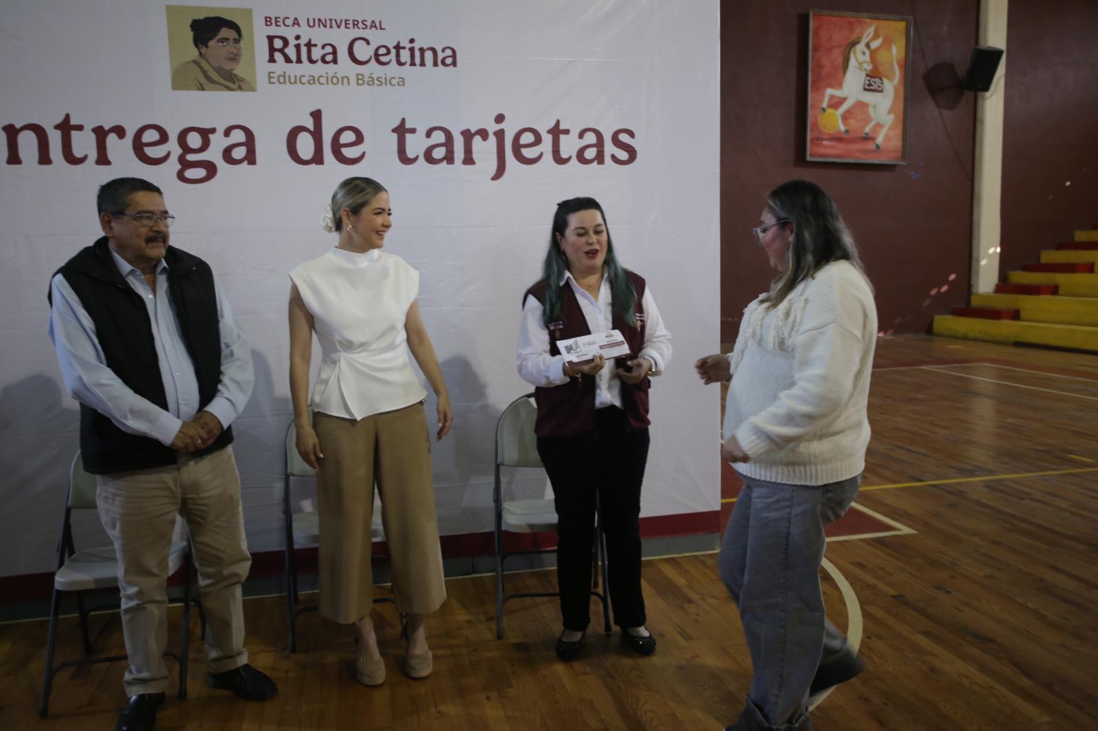 $!Reciben estudiantes de la ETI 5 526 tarjetas de la beca universal Rita Cetina
