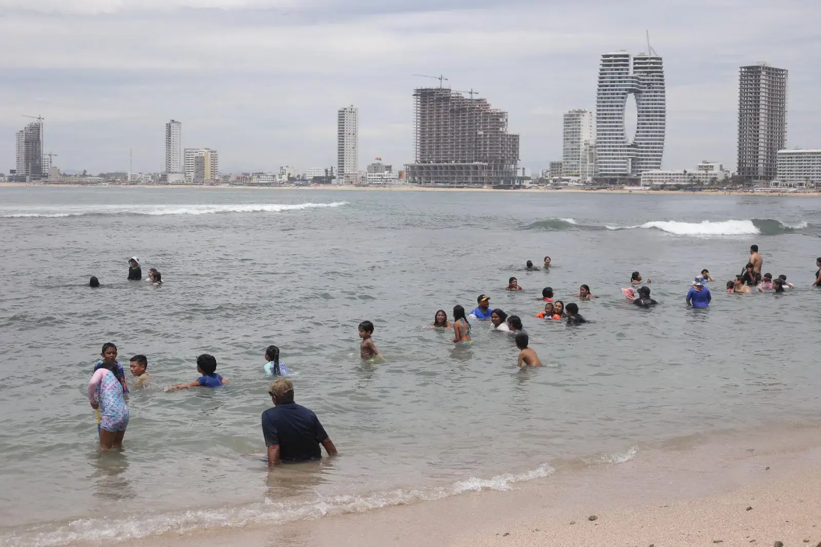 $!Onda de calor en Sinaloa provocó temperaturas de hasta 32 grados en Mazatlán: meteorólogo