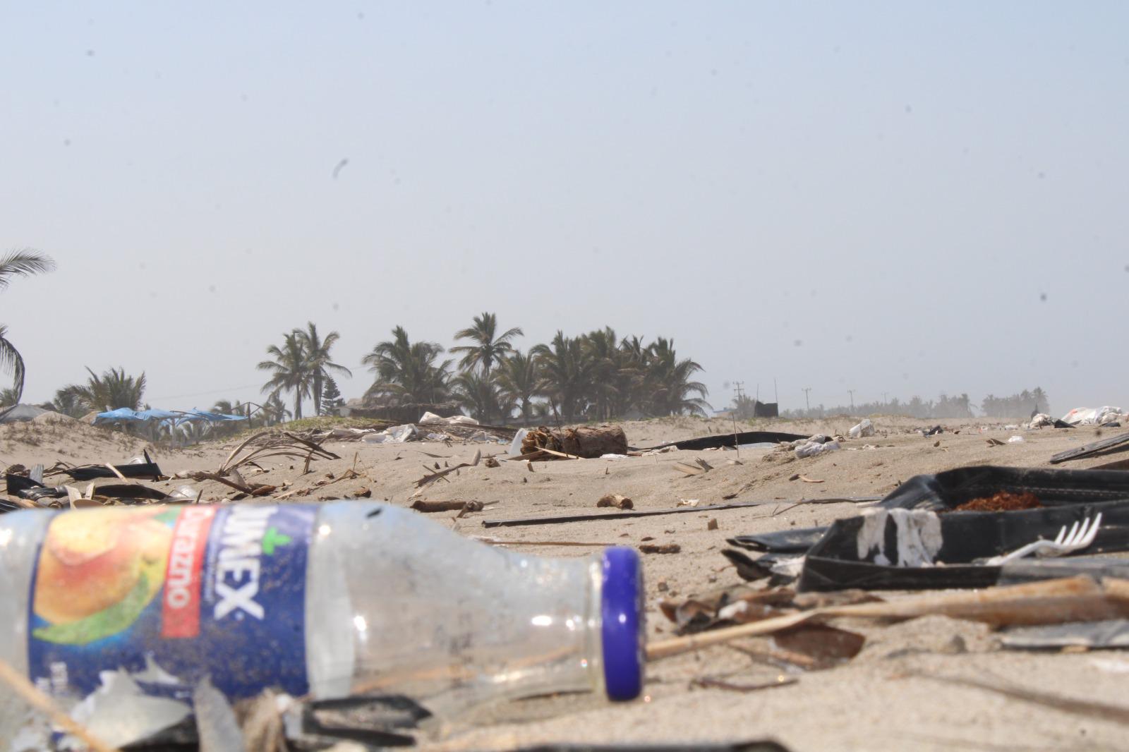 $!Playas de Rosario se quedan con basura y desechos tras la Semana Santa