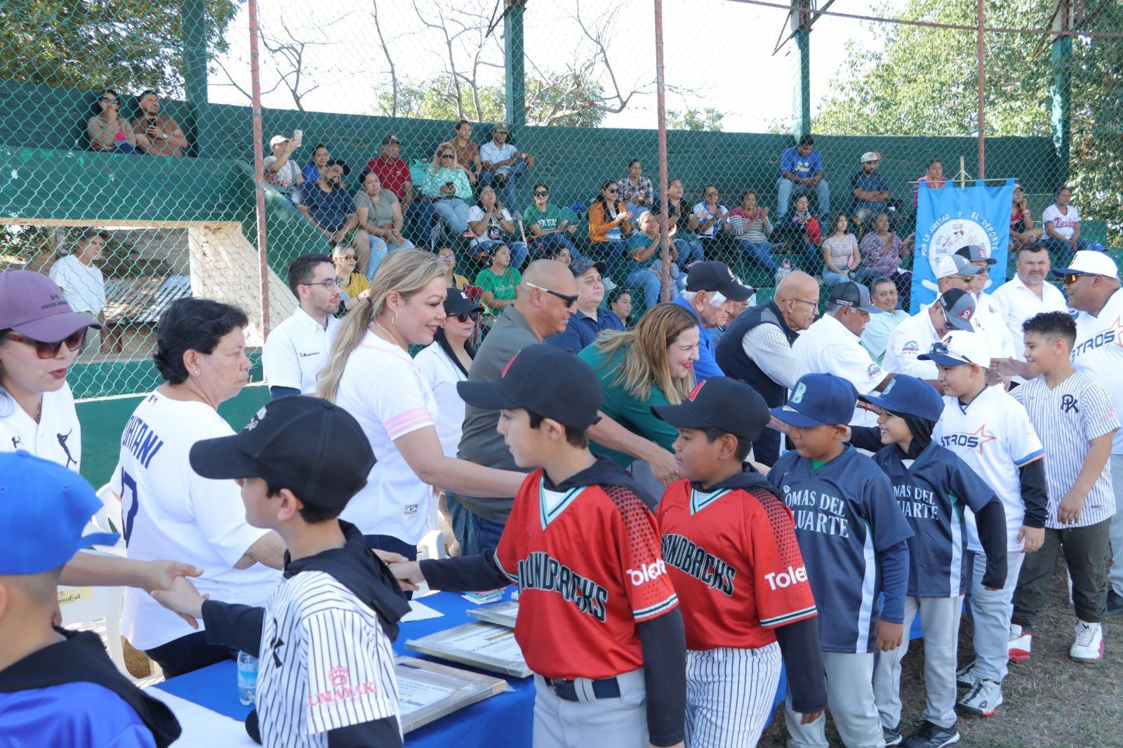 $!Club Deportivo Peli-kanos realizó su inaguración de la Temporada infantil 2025-2026, en honor a Antonio Mora Barrón