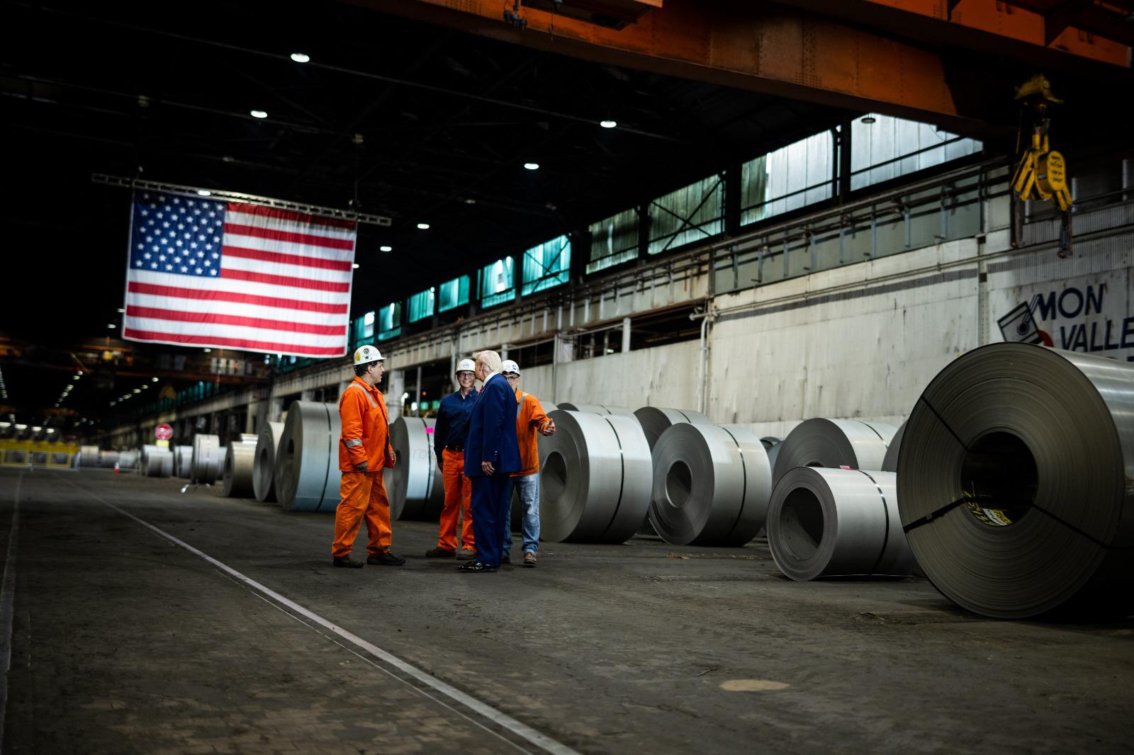 $!Trump firma decreto para aumentar del 25 al 50 por ciento, aranceles al acero y aluminio