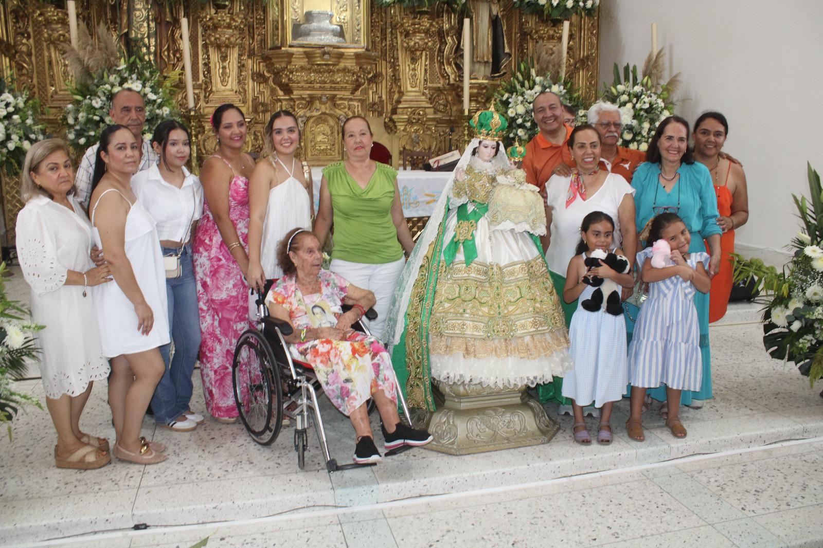 $!Vestir a la Virgen del Rosario: historia de devoción y gratitud de cuatro generaciones
