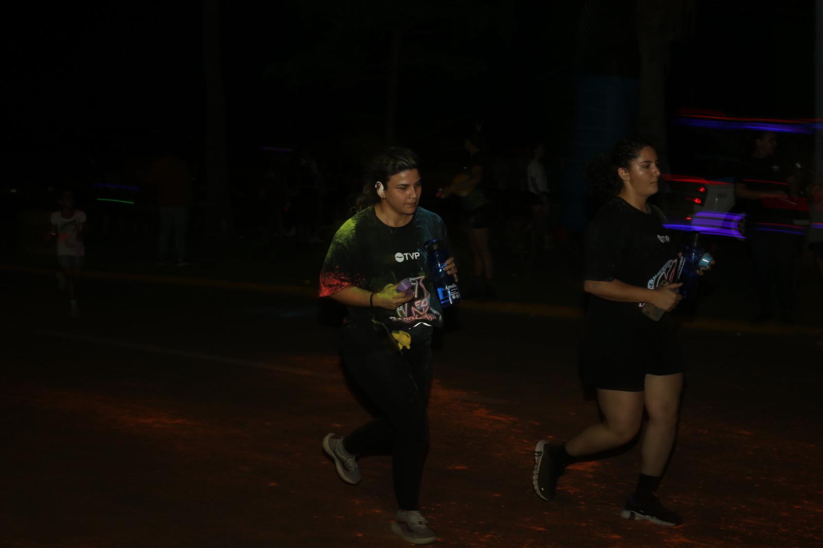 $!Mazatlecos y turistas disfrutan de fiesta de color en Carrera Neón TVP