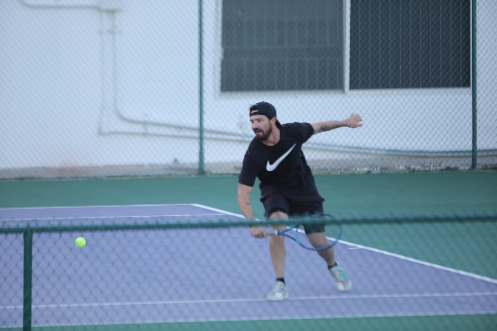 $!Parisi está en plan grande en Copa de Tenis Amstel