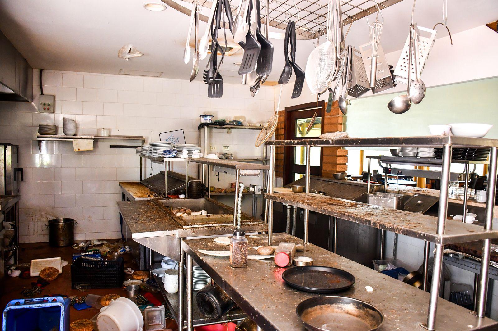 $!Los estragos del ataque armado en Altata: base sindical baleada y un hotel devastado por las llamas