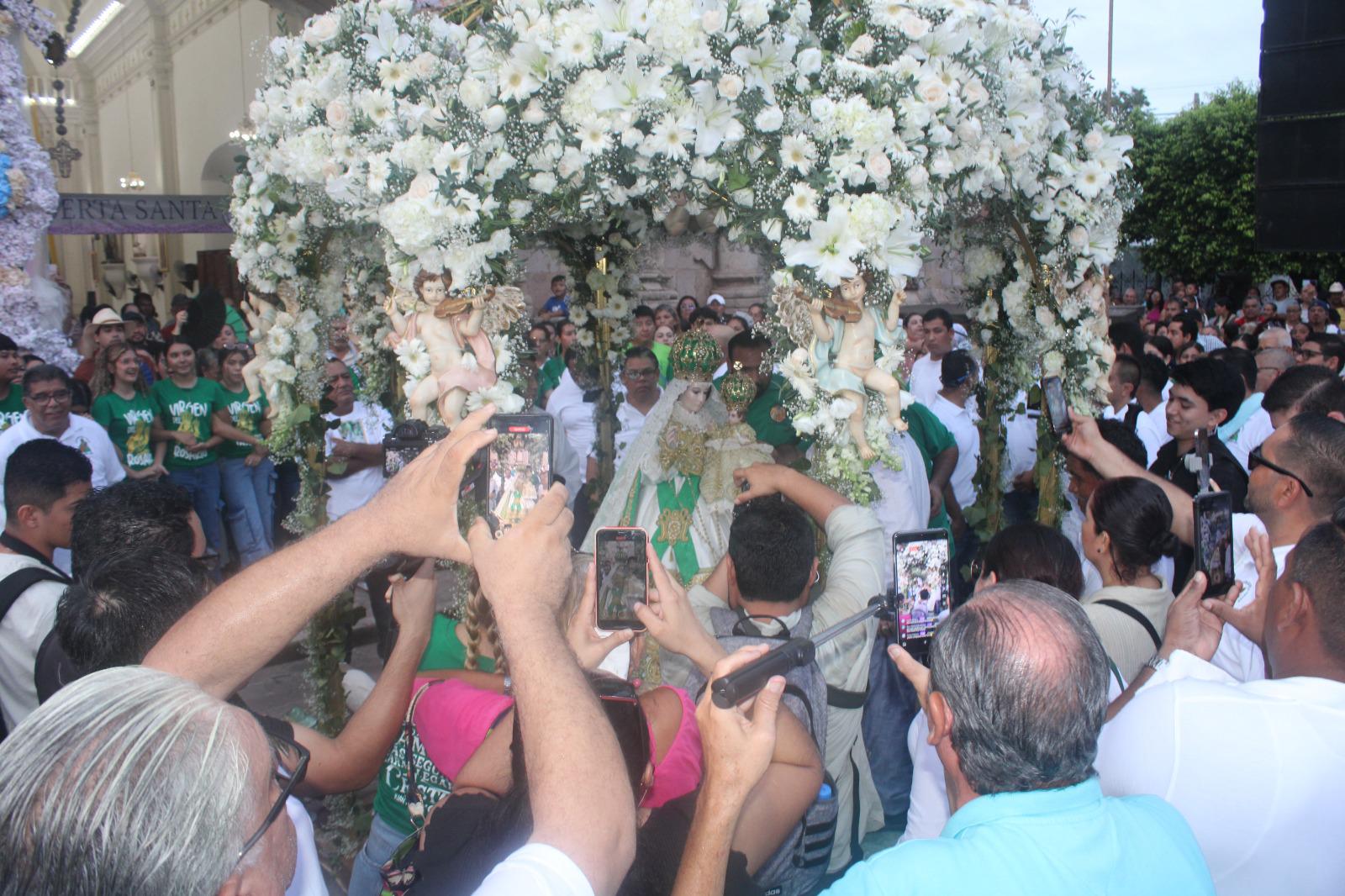 $!Intenso calor aviva fervor en feligreses durante la edición 294 de la solemnidad de la Virgen del Rosario
