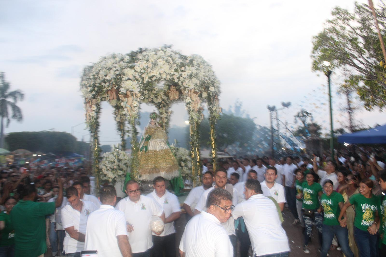 $!Realizan titánica labor cargadores y valla de jóvenes durante romería en la virgen del Rosario