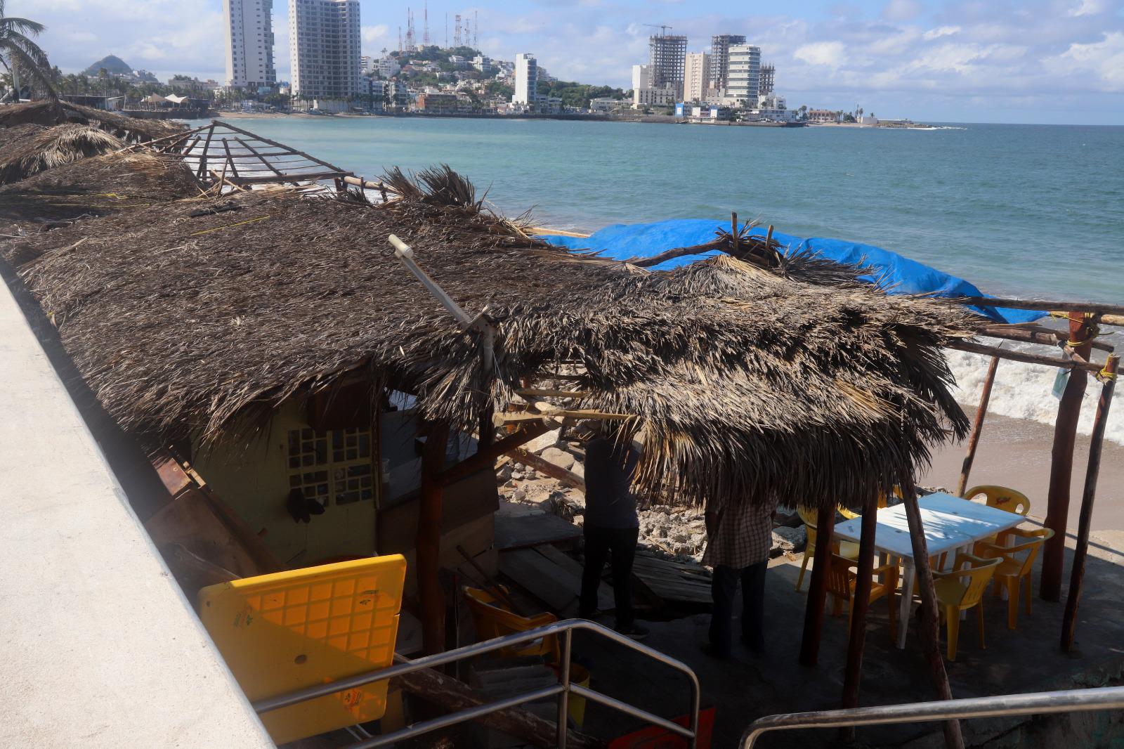 $!Playas han reducido de 30 metros a cero de frente, admiten palaperos de Mazatlán