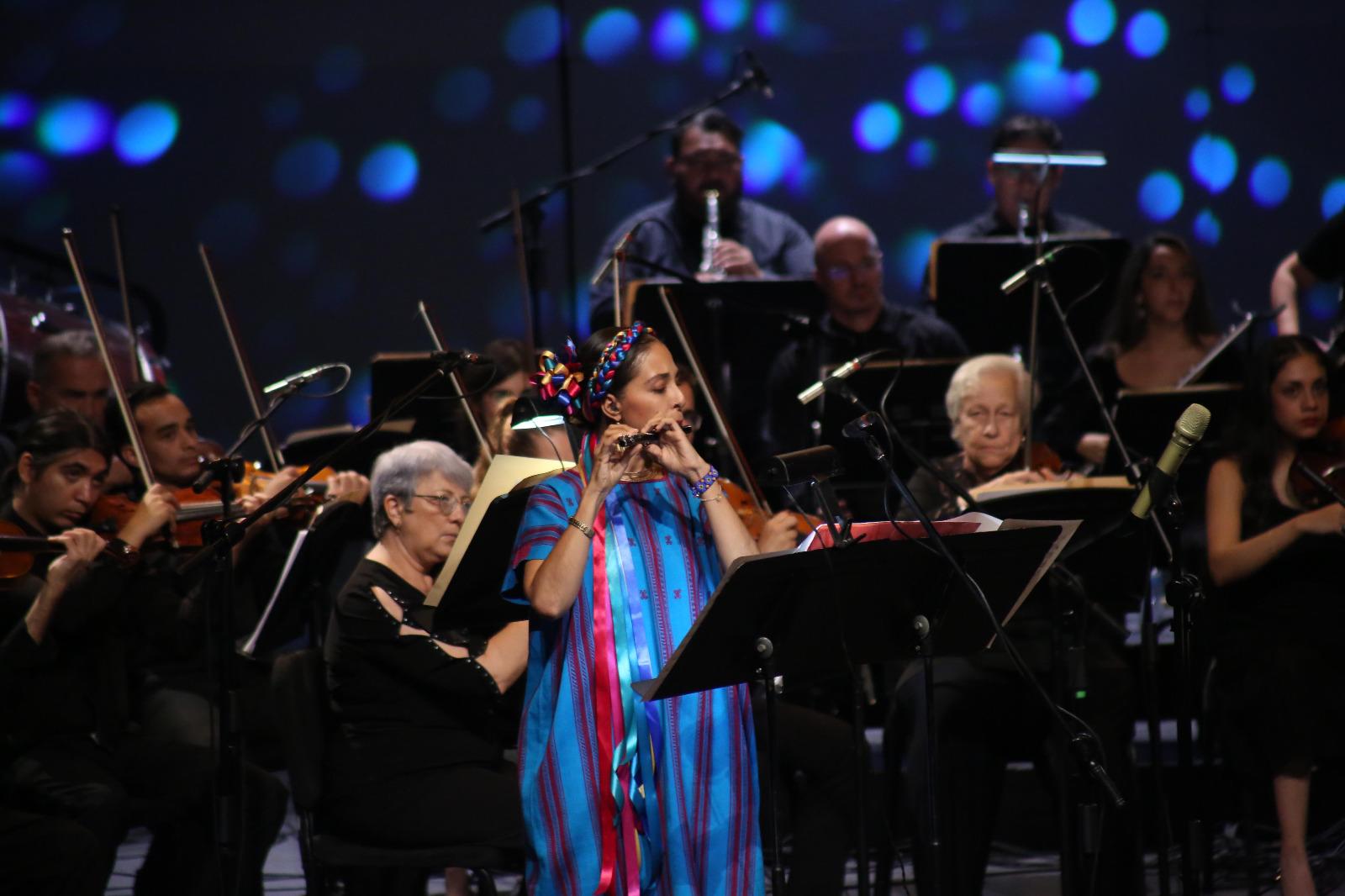 $!Nathali Coffeen como solista en la flauta píccolo, interpreta una pieza que recrea el encuentro entre la Malinche y Hernán Cortés.