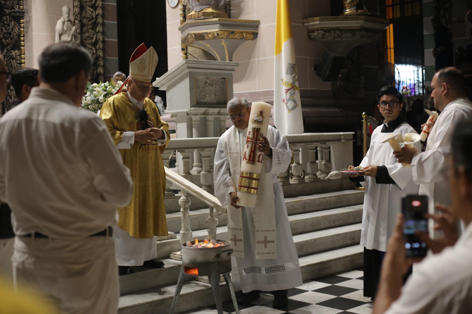 $!Bendición del fuego ilumina la Vigilia Pascual en la Catedral de Mazatlán