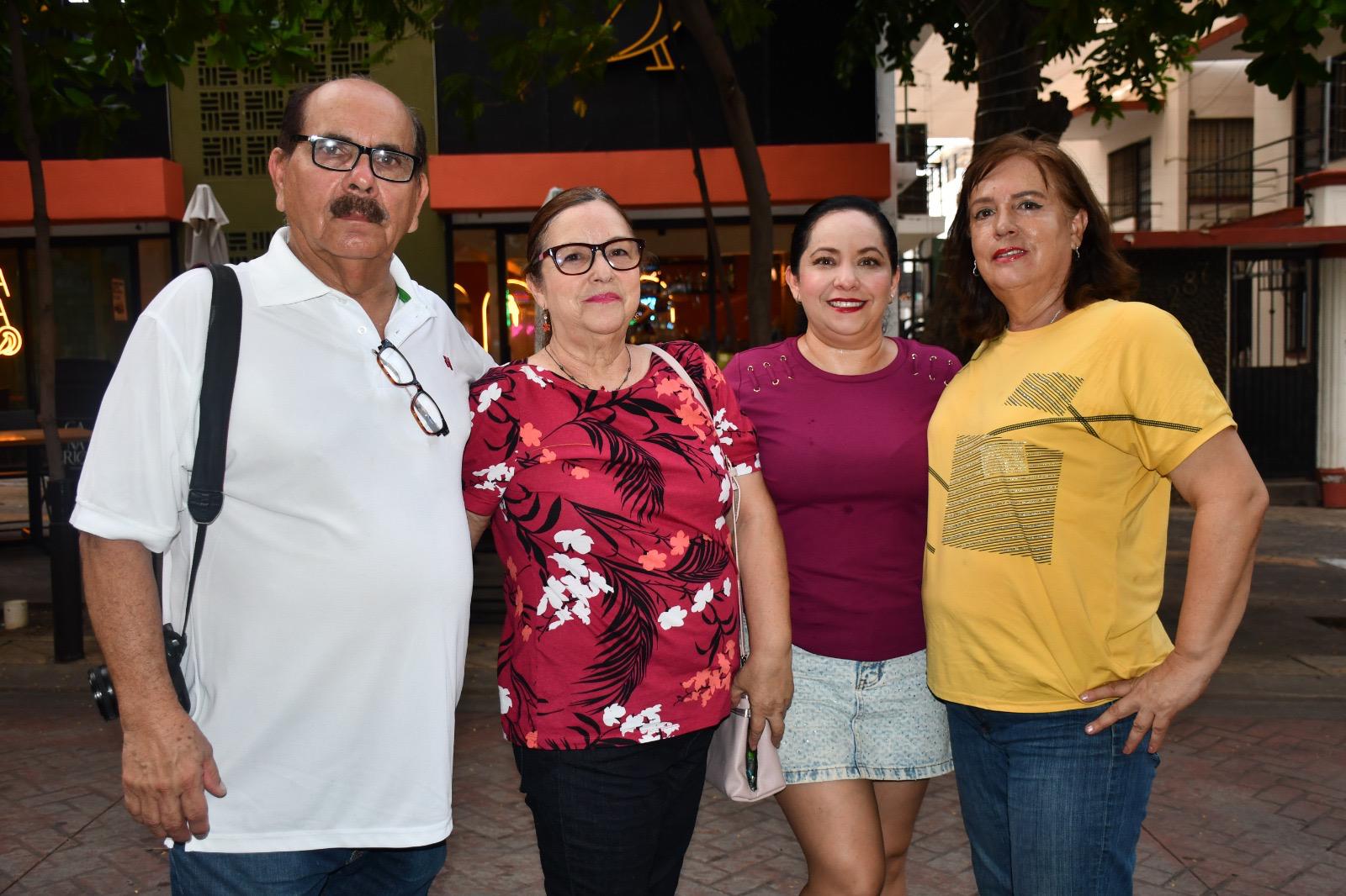 $!Alejandro Escobar, con su esposa Xóchitl Sosa, Nuri Escobar e Irma Sosa.