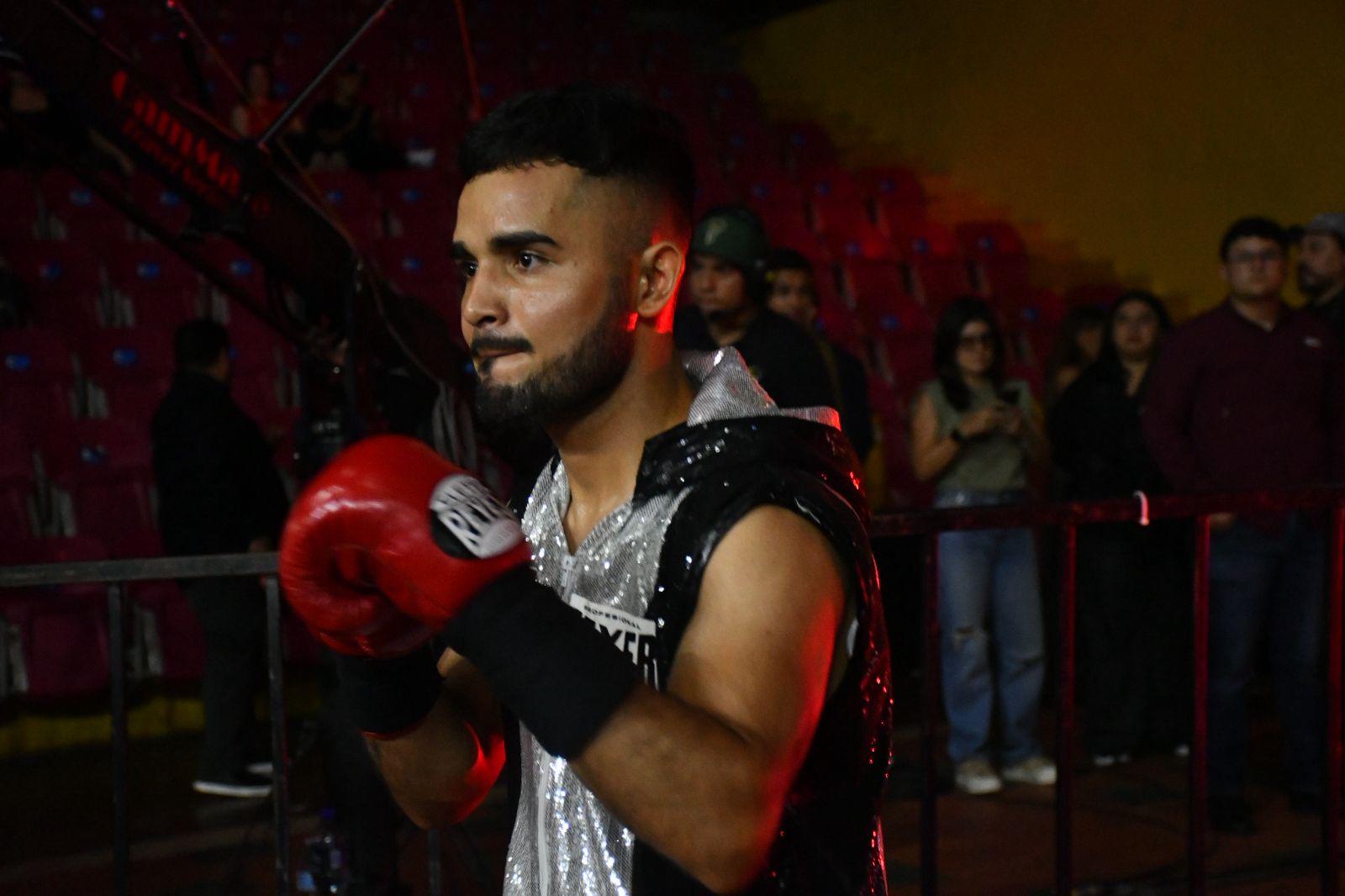 $!‘Veneno’ Aréchiga noquea en el séptimo asalto y enciende la noche de boxeo en Culiacán