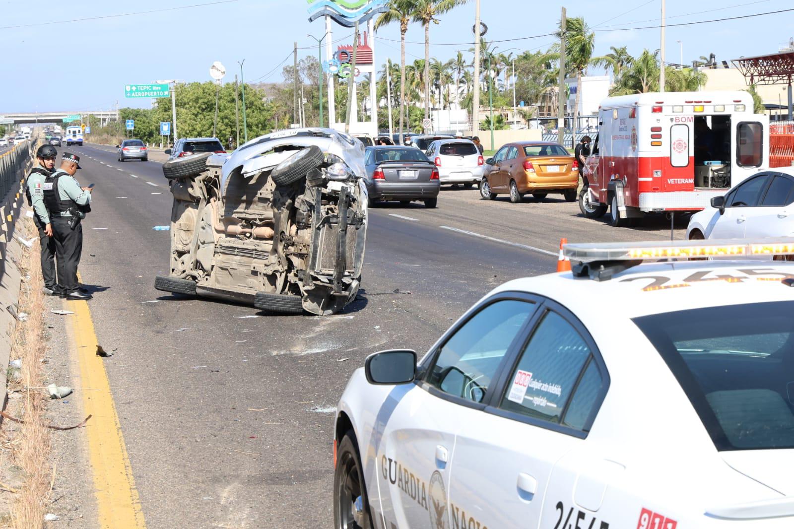 $!Tres lesionados deja volcadura en la carretera Internacional al sur de Mazatlán