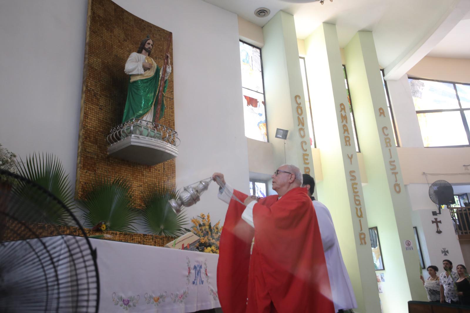 $!Feligreses de San Judas Tadeo profesan su fe durante la bendición de palmas