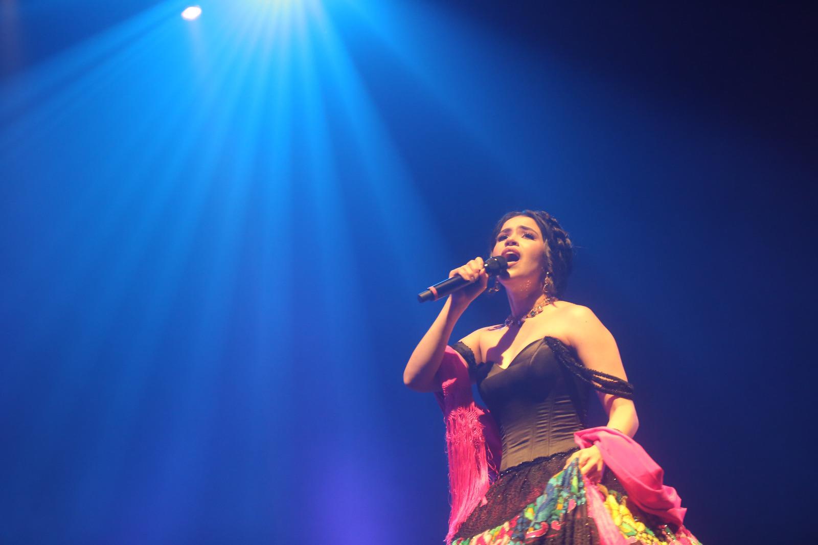 $!La joven Silvia Zepeda abrió su participación recordando que “Lola sigue tan presente como hace 30 años”.