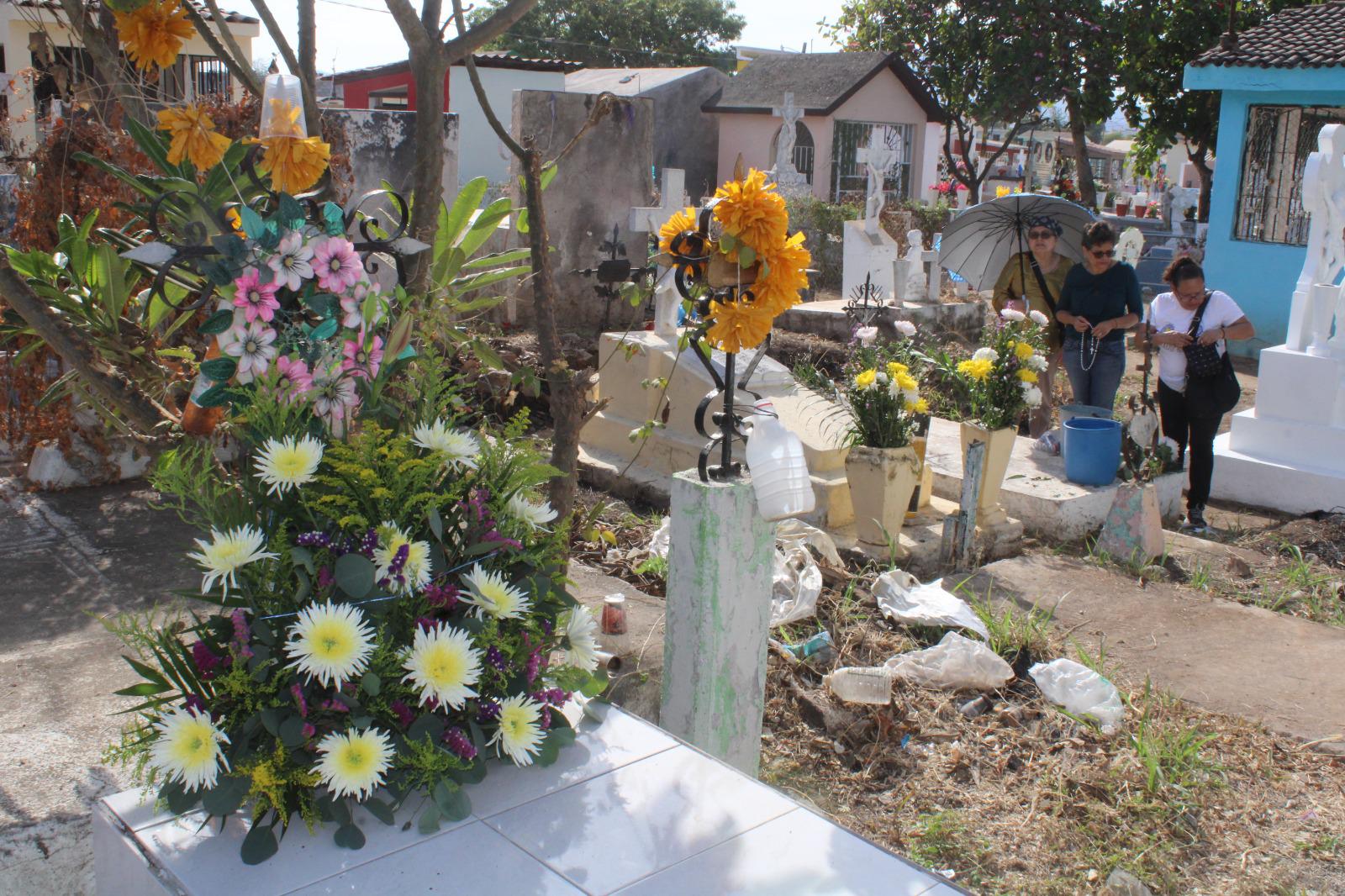 $!Entre flores, plegarias y veladoras, familias visitan a las mamás de Rosario que están en el cielo
