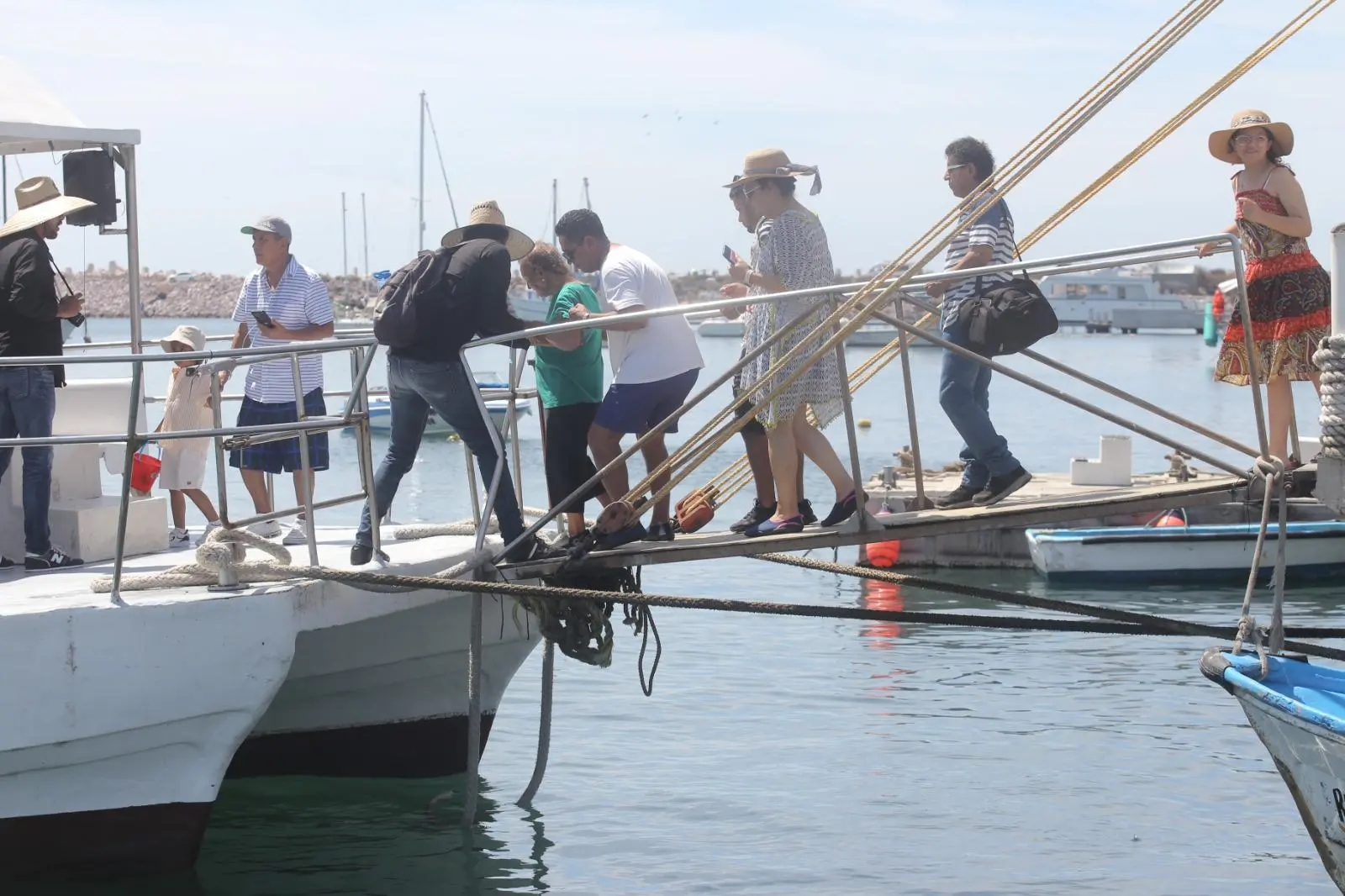 $!Activa turismo nacional los paseos en catamaranes este Sábado de Gloria en Mazatlán
