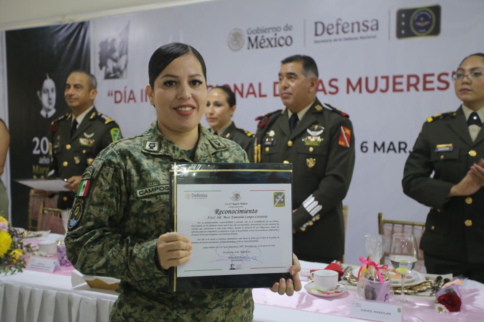 $!Reconoce Fuerzas Armadas de México a personal militar femenino en la III Región Militar