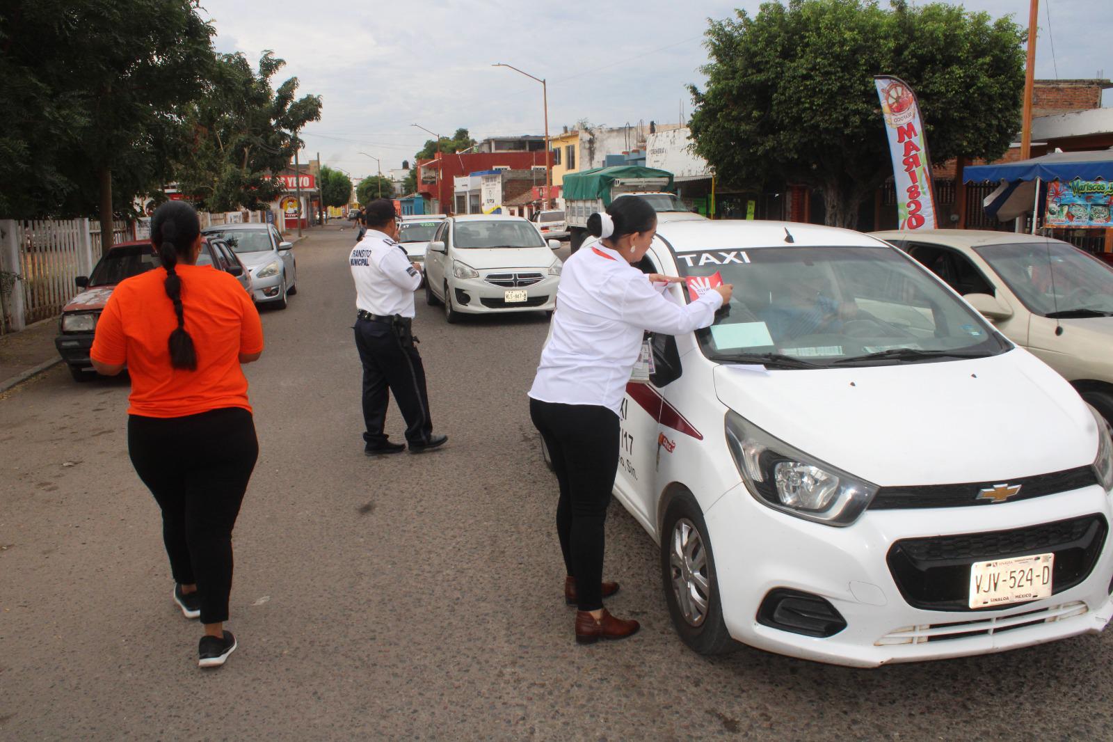 $!Instituciones de Rosario pegan calcas por la no violencia contra mujeres, niñas y adolescentes