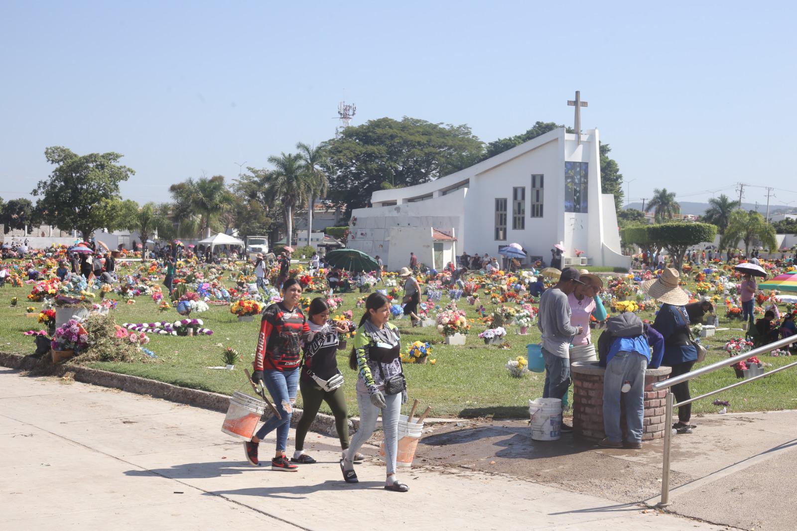 $!Mazatlecos mantienen viva la tradición del Día de Muertos en los panteones