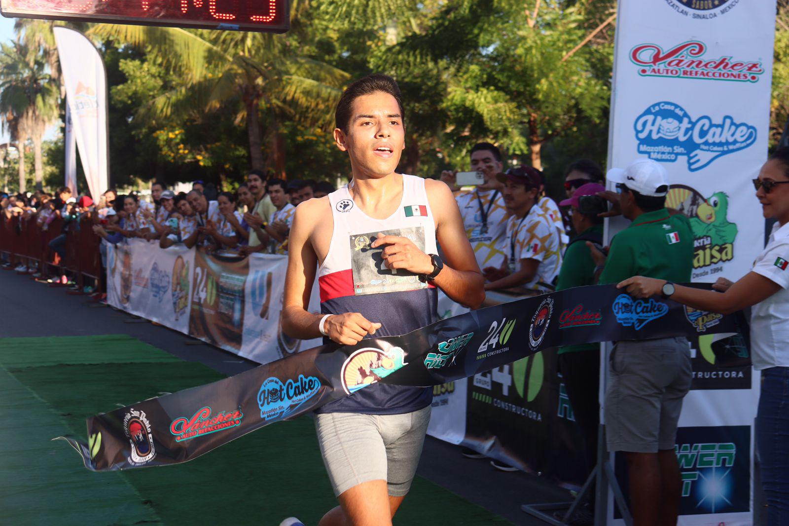 $!Daniela García y Fernando Martínez ganan la Elite de la Urbanianos Premiere 5K