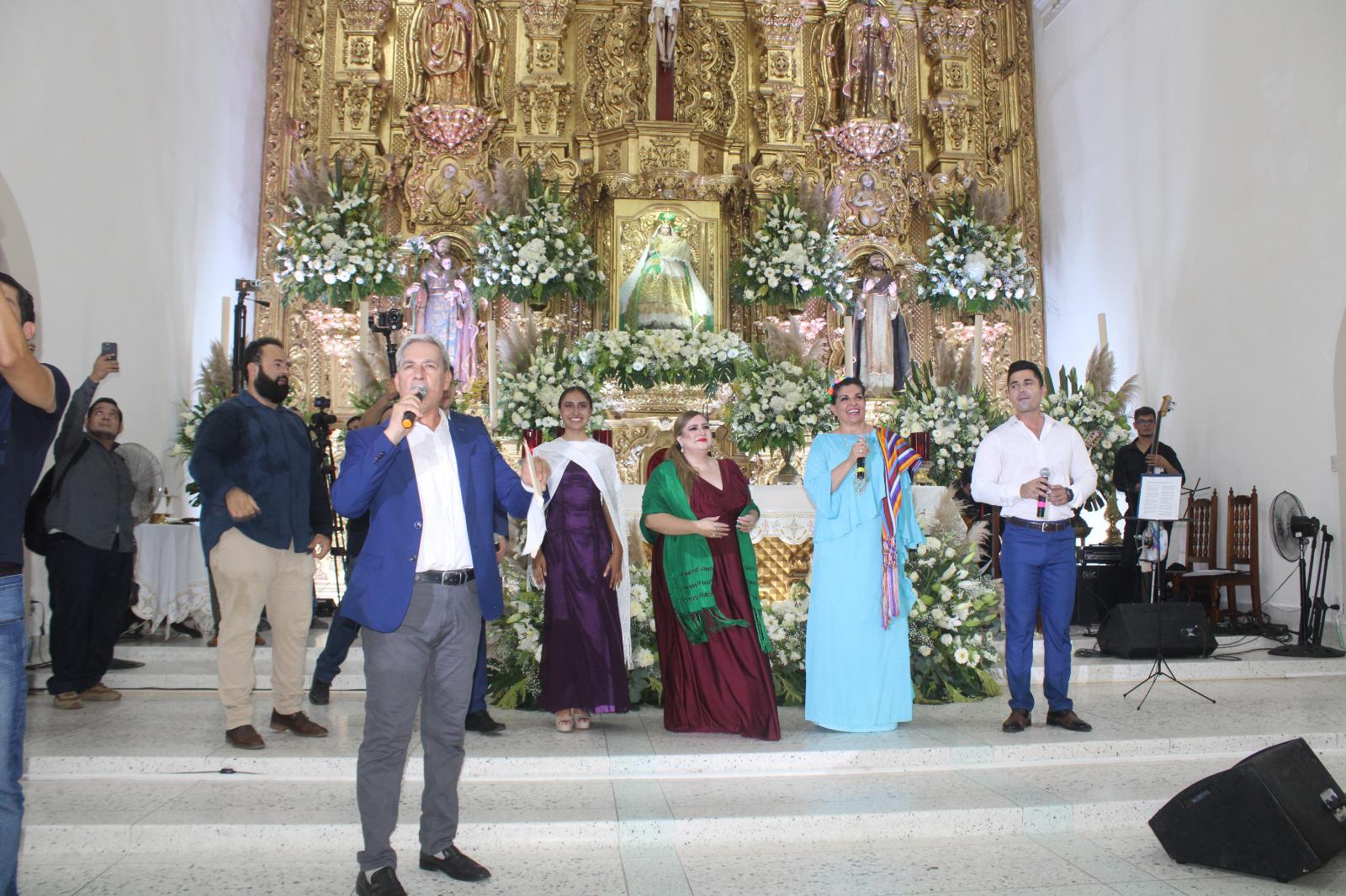 $!María Elena Leal pide paz en Sinaloa durante Las Mañanitas a la Virgen del Rosario