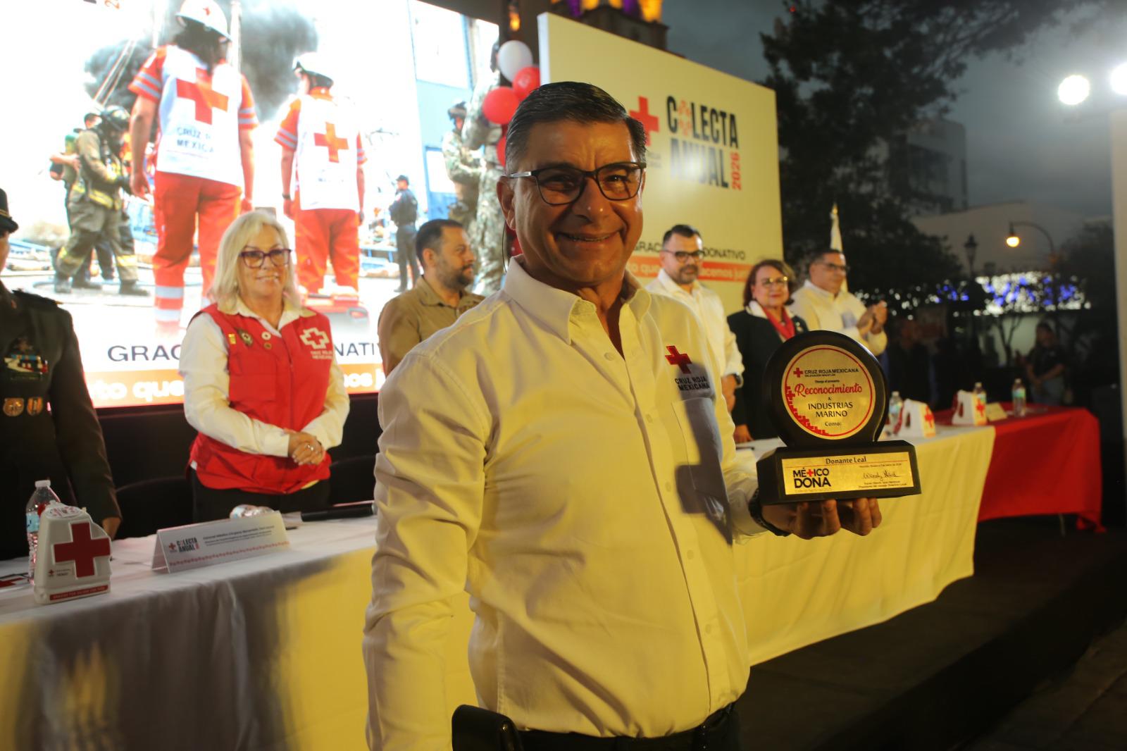 $!Industrias Marino respalda la labor de voluntarios y paramédicos en Mazatlán con su donativo. Aquí Arturo Lizárraga Mercado con su reconocimiento.