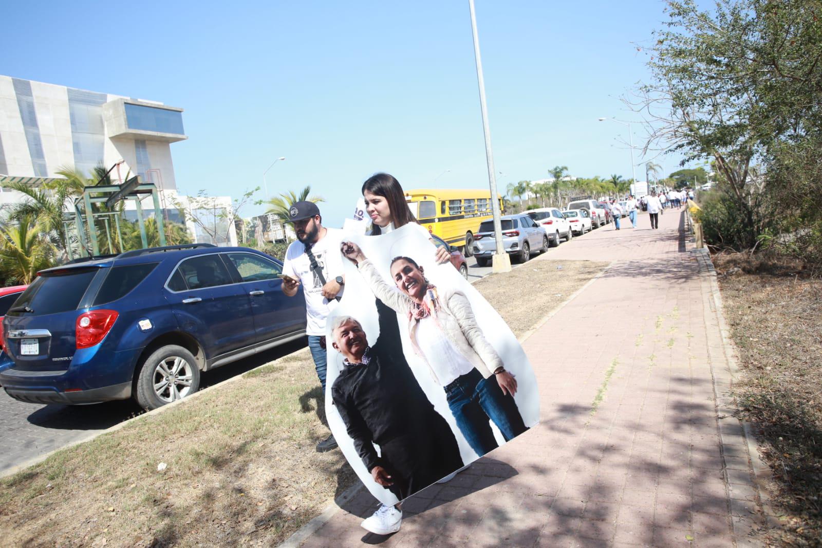 $!Se saturan vialidades que dan al Centro del Convenciones por visita de Claudia Sheinbaum