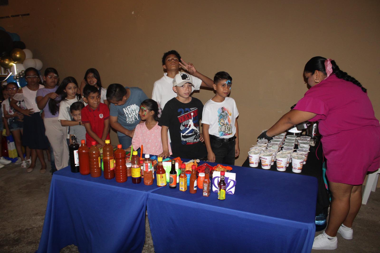 $!Heidi lleva a las fiestas de Rosario su estación de sopas instantáneas