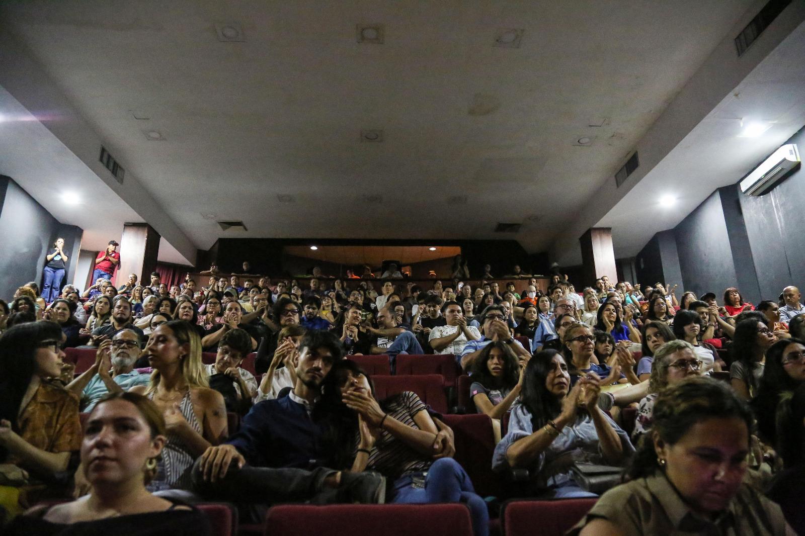 $!Con un teatro lleno, comenzó este festival.