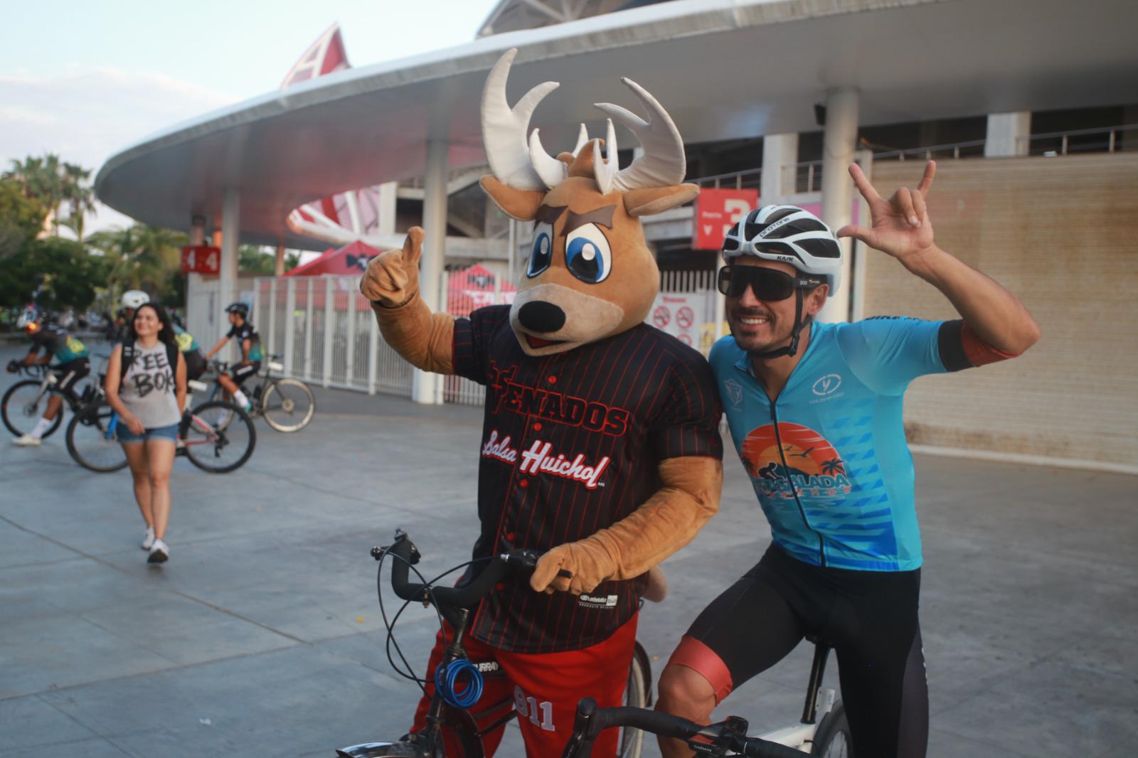 $!Parten ciclistas a conquistar la cumbre de Santa Rita