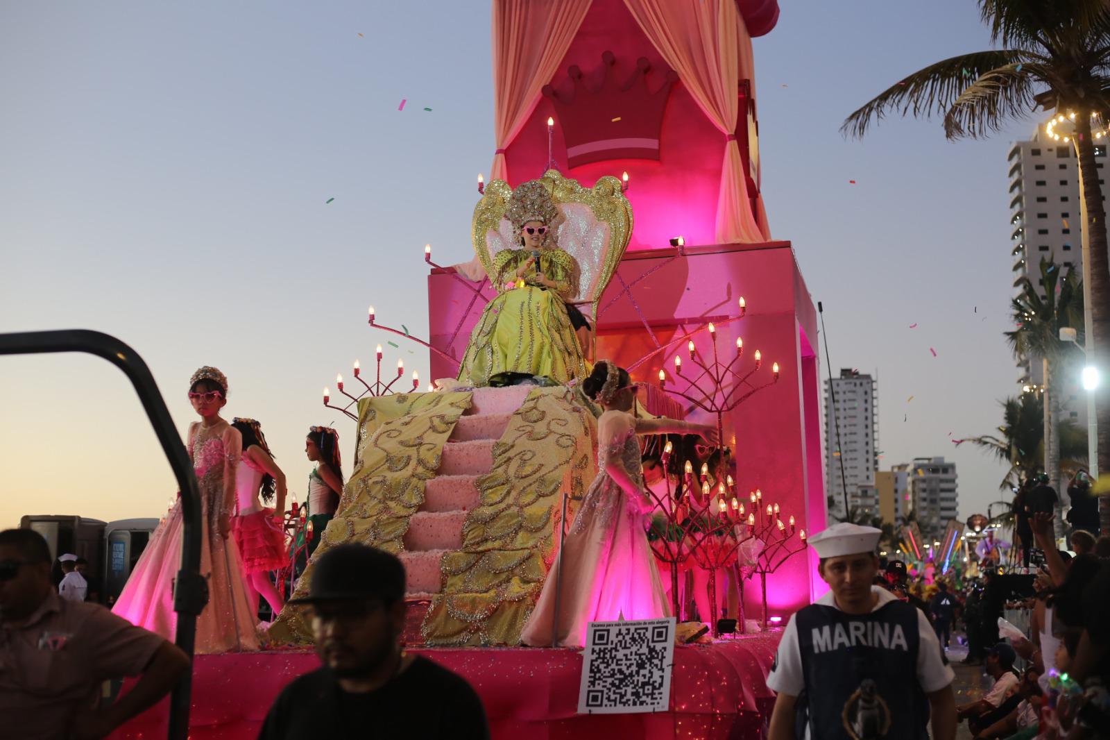 $!A la sombra del atardecer, cierra Mazatlán su Carnaval con un emotivo desfile