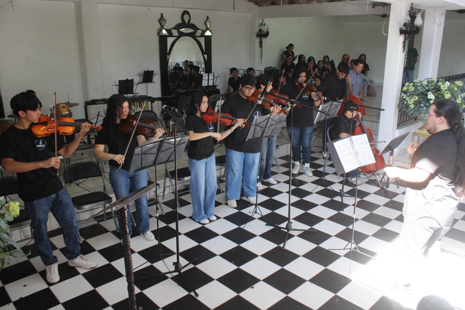 $!Orquesta Raíces de Plata y Coro Lola Beltrán realizan desayuno con causa en El Rosario