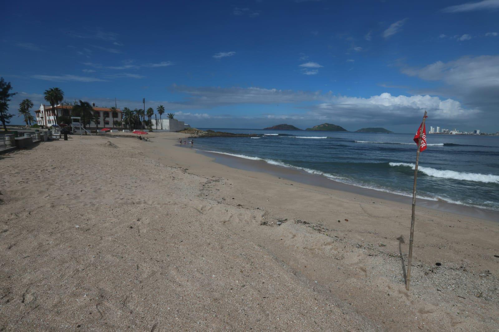$!Erosión en Playa Pinitos, en Mazatlán, afecta a comerciantes de la zona