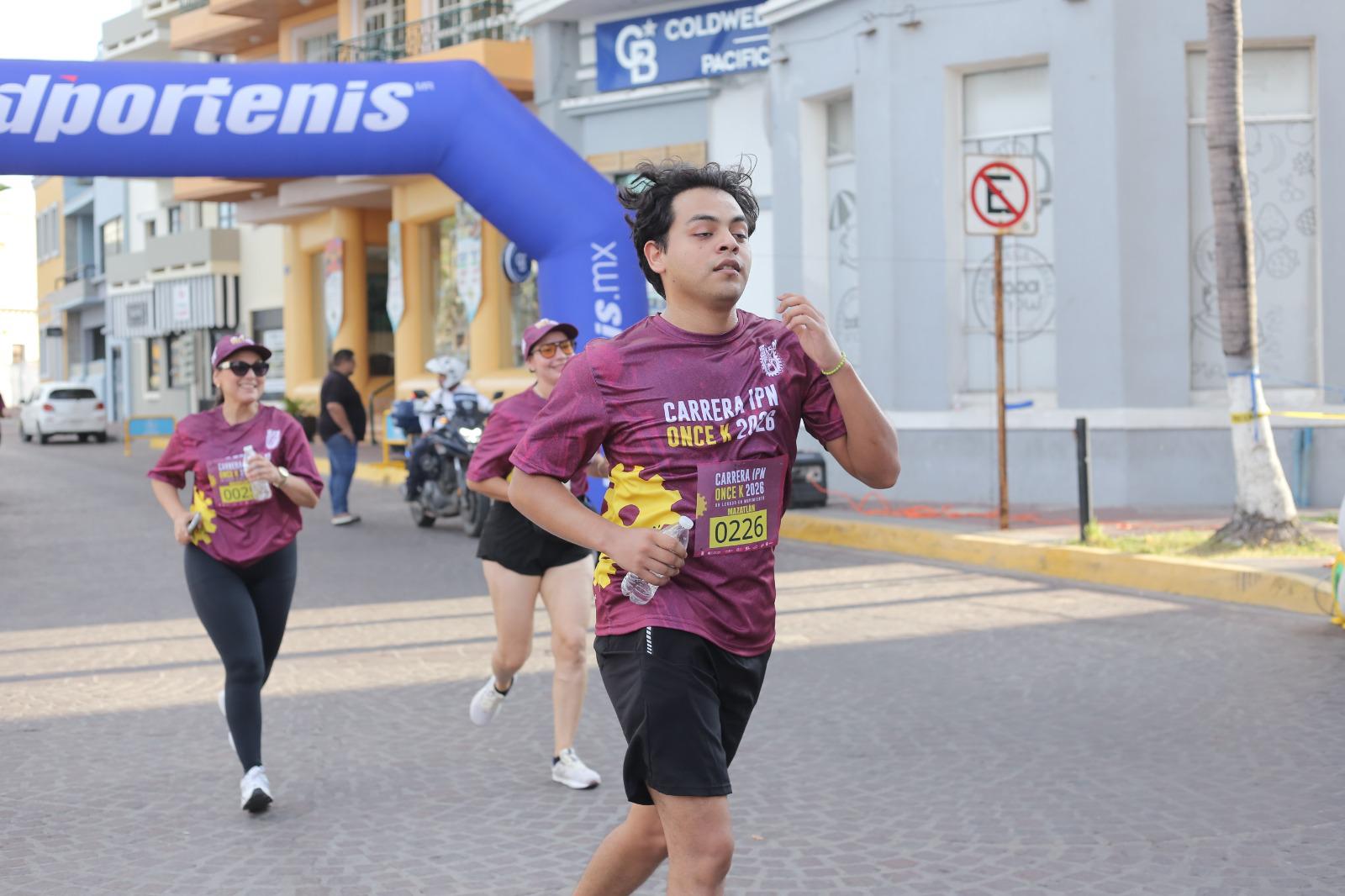 $!Javier Labrador y Ana Luisa Llorente conquistan la 15ª Carrera IPN OnceK 2026 en Olas Altas